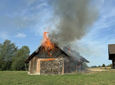 Brand in Kottwil: Schopf vollständig zerstört, Scheune gerettet — Bild