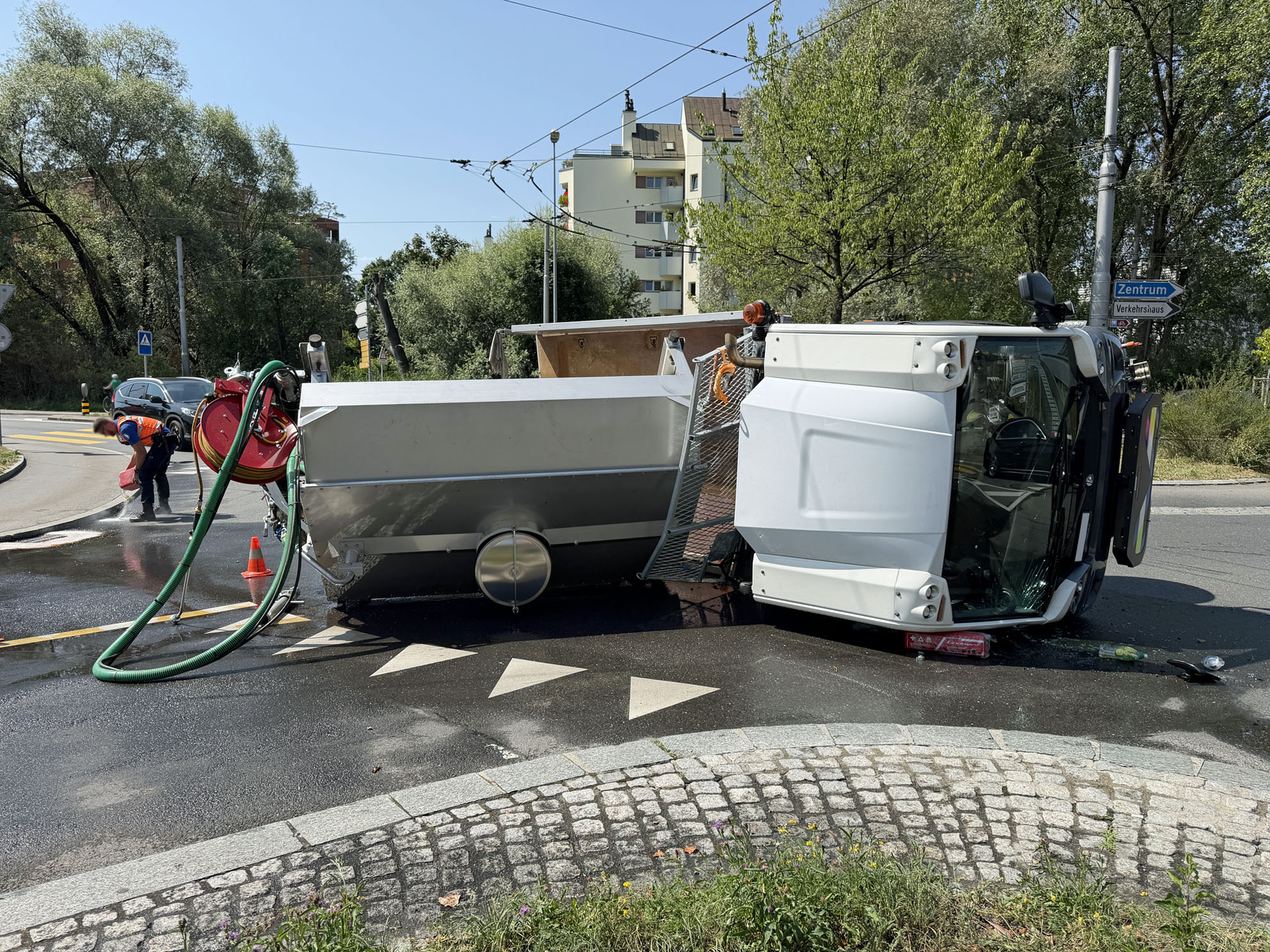 Luzern: Lastwagen kippt im Verkehrshaus-Kreisel um – Fahrer verletzt — Bild